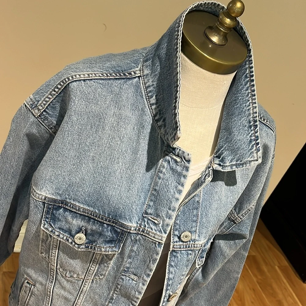 Like NEW! Gap teen oversized light wash  jean jacket size small (14-16 teen )